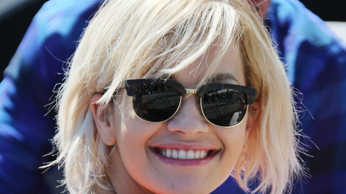 Rita Ora njuter av solen på Roberto Cavallis lyxyacht i Cannes.