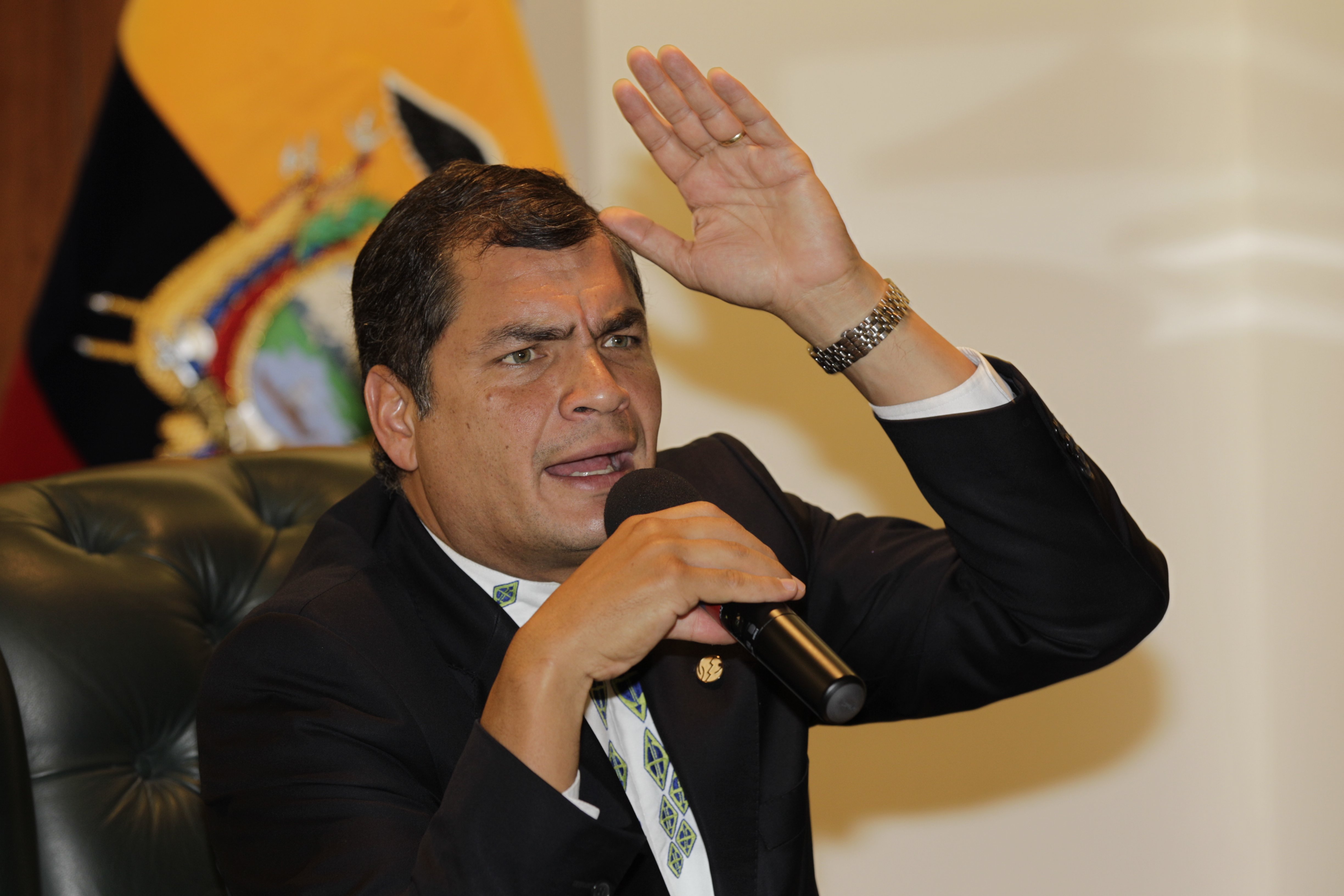 Ecuadors president Rafael Correa höll en presskonferens i Quito Ecuador. Där berättade han att landet inte har tagit ställning i frågan ännu.