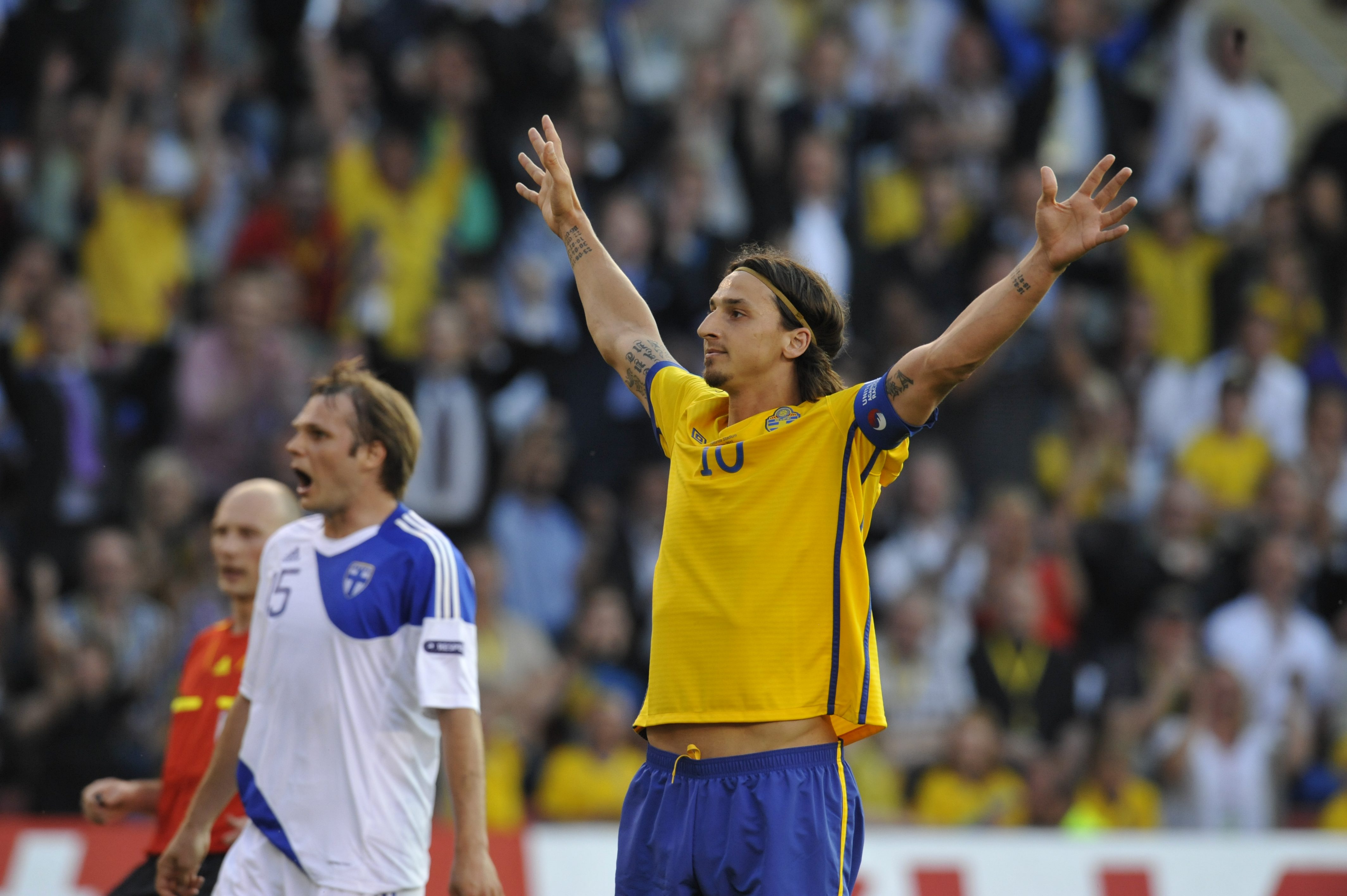 Vid matchstart var han bänkad. Efter 60 minuter hade Zlatan ändå gjort ett hattrick. Så går det när man sätter en superstjärna på bänken. Sverige vann till slut med 5-0 sedan Toivonen inlett målskyttet och Bajrami avslutat den. 