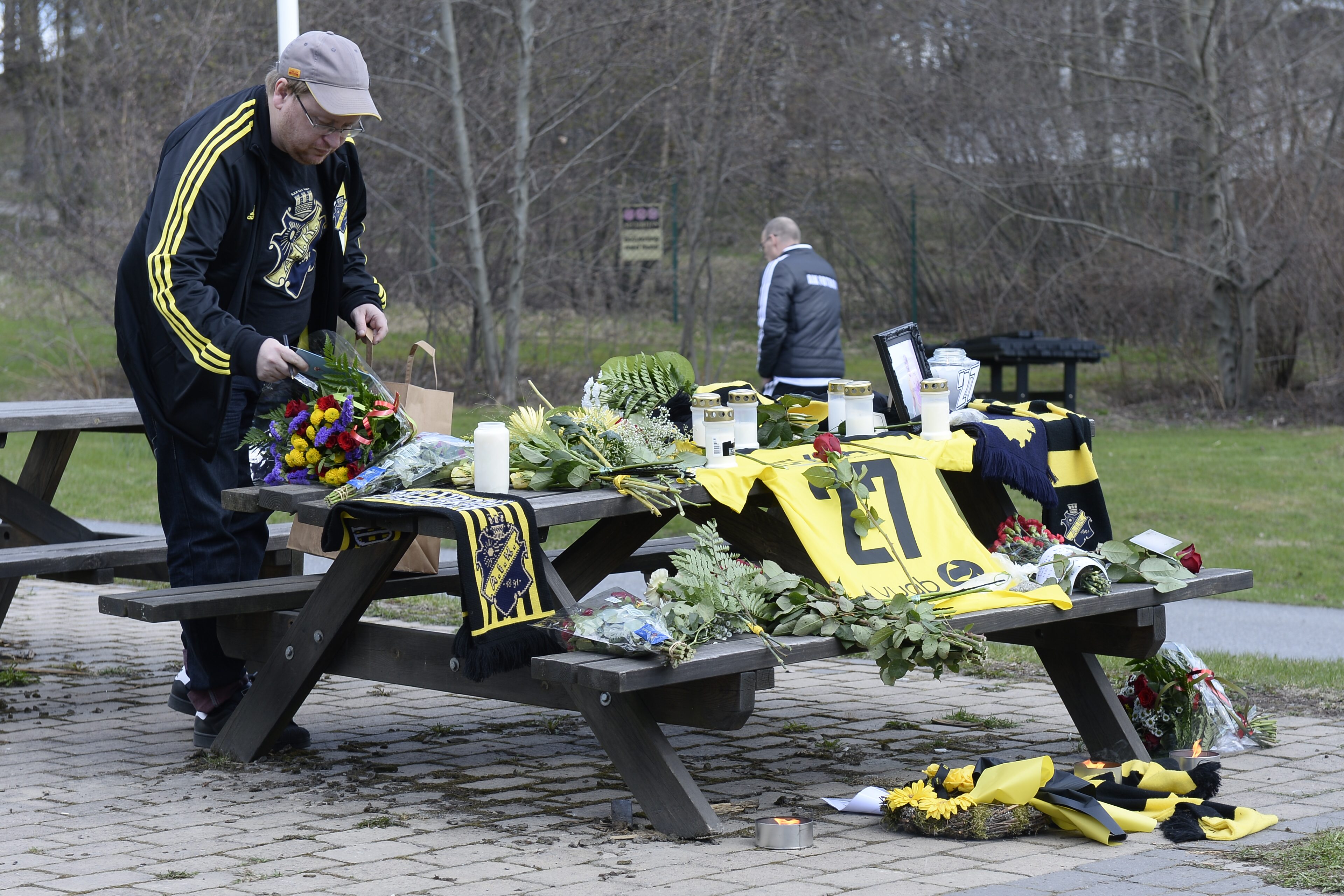 Folk kom med blommor för att sörja och hedra. Folk kom med blommor för att sörja och hedra.