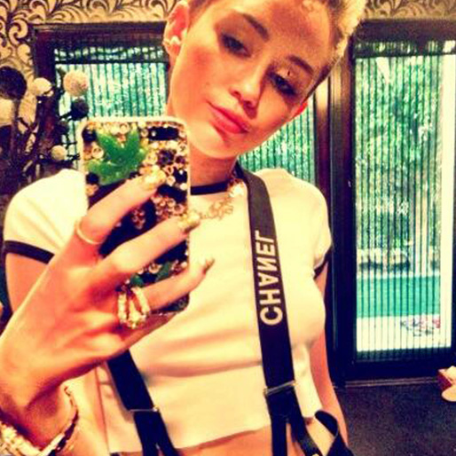 Miley gillar att röka marijuana. Här poserar hon med sitt lite extra piffiga iPhone-skal...