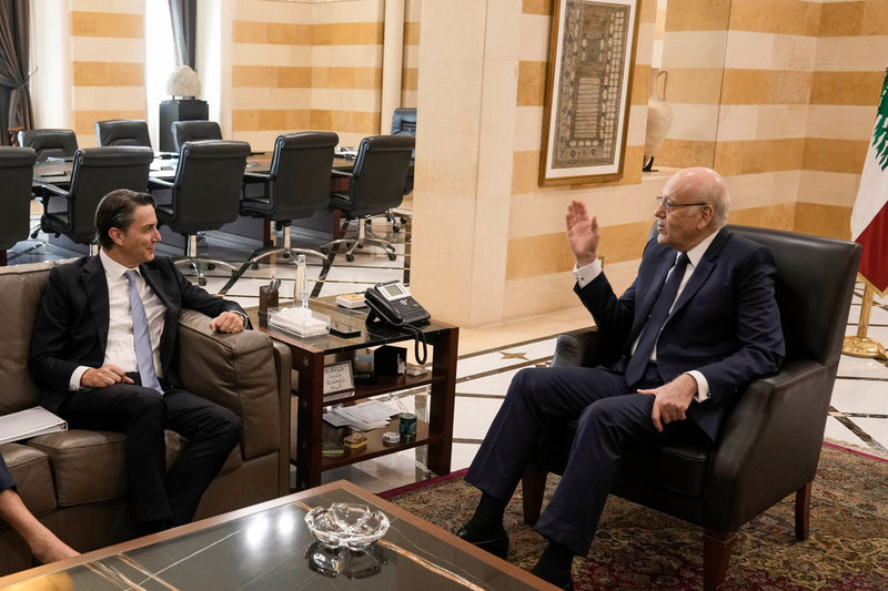 USA:s sändebud Amos Hochstein (till vänster) i samtal med Libanons ställföreträdande premiärminister Najib Mikati.