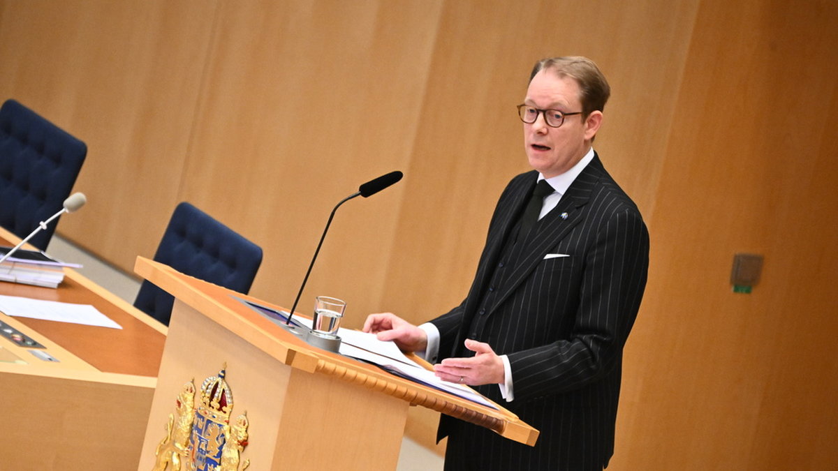 Utrikesminister Tobias Billström läser upp utrikesdeklarationen i riksdagen.