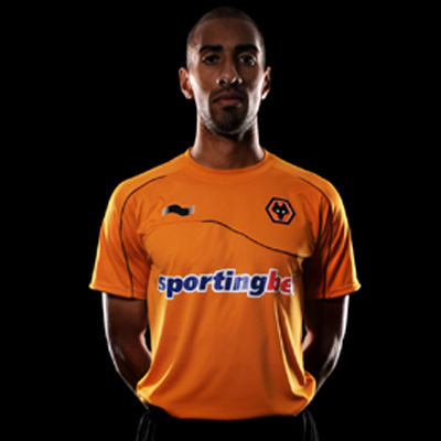 15. Wolverhampton. Nej Wolverhampton, det här känns för plastigt. Orange grund med en röd-blå logga - det kan bara klassas som fullständig katastrof. Har försökt spexa till det med en svart rand som närmast för tankarna till Kalmar FF:s dito. 15. Wolverhampton. Nej Wolverhampton, det här känns för plastigt. Orange grund med en röd-blå logga - det kan bara klassas som fullständig katastrof. Har försökt spexa till det med en svart rand som närmast för tankarna till Kalmar FF:s dito.