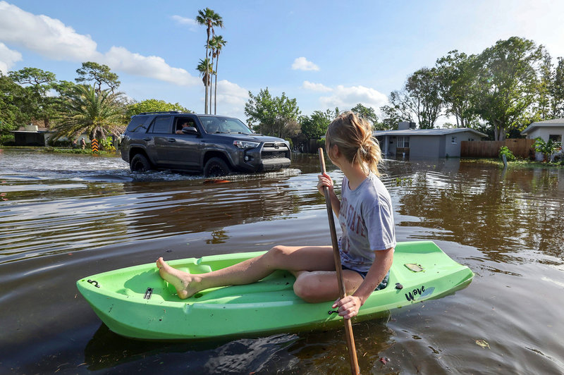 En person tar sig fram på kajak på en väg i staden Saint Petersburg i Florida.