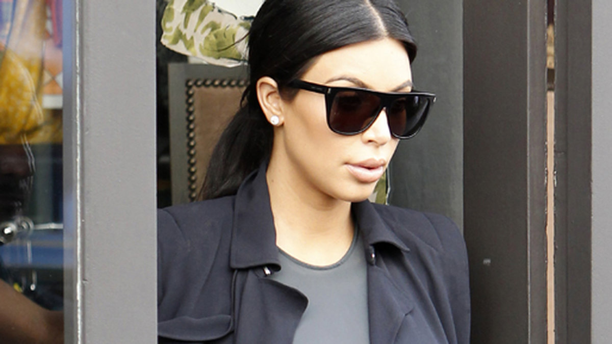 Kim Kardashians lilla bebisbula börjar synas.
