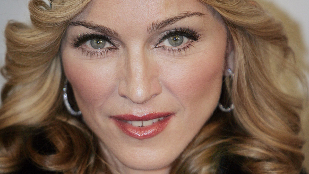 Madonna "Justify My Love". Hiphop-pionjärerna Public Enemy anklagade Madonna för att ha samplat deras låt "Security of the First World" till sin egen superhit "Justify my love". Madonna hävdade att hon aldrig hört Public Enemys låt, och Public Enemy gick inte vidare med någon stämning – förmodligen eftersom de själva ofta samplade andra artisters låtar. 