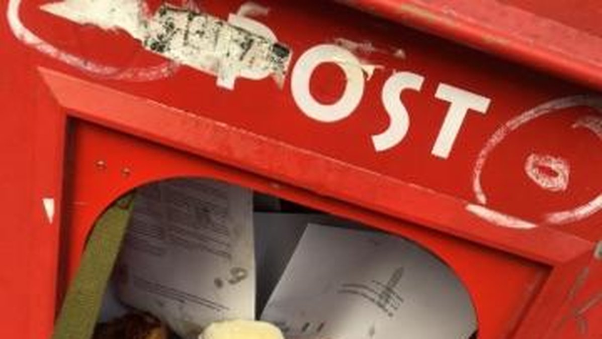 Bild på försändelser och mat i en brevlåda i Köpenhamn