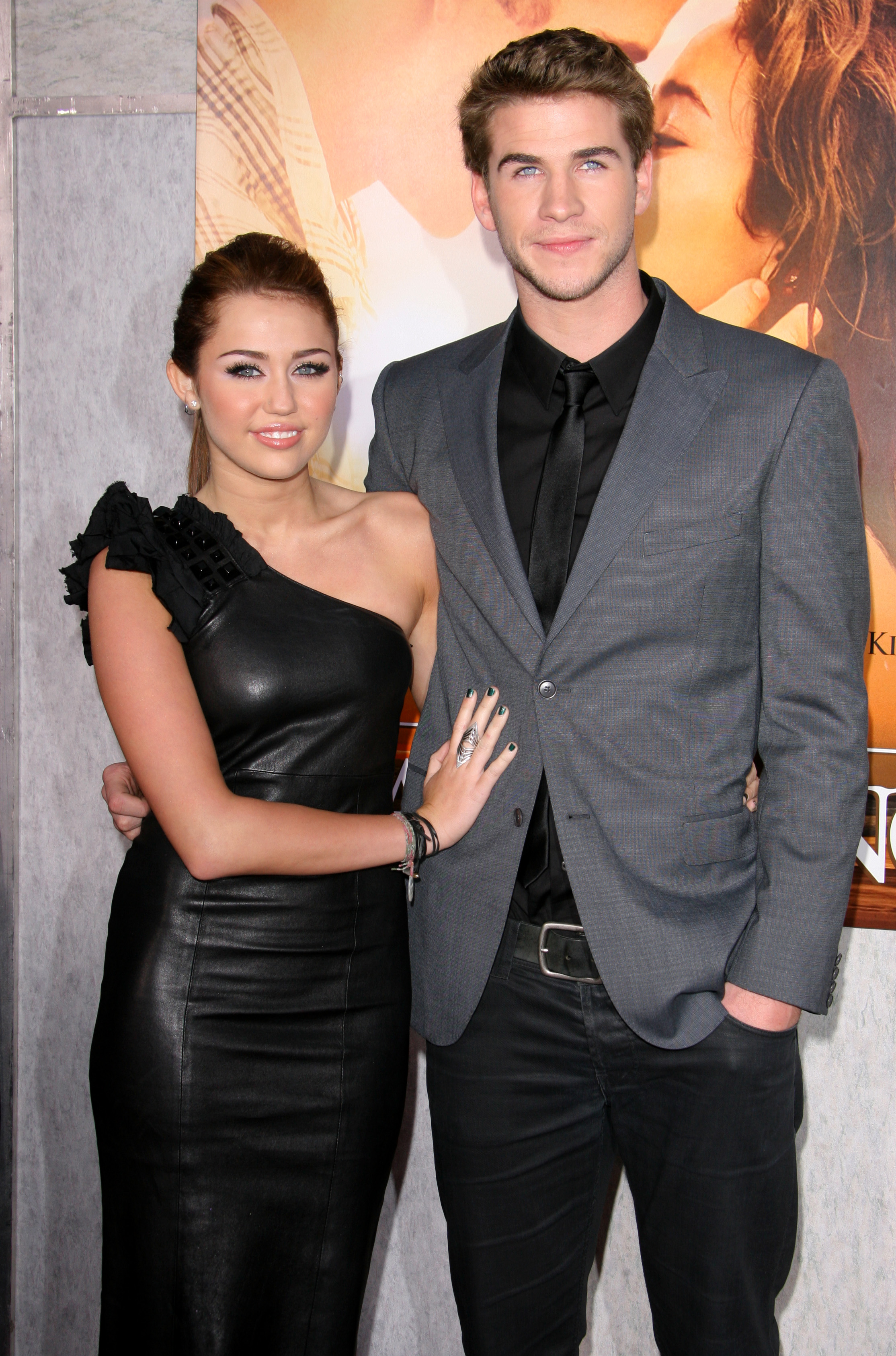 Miley Cyrus och Liam Hemsworth kunde inte hålla händerna från varandra efter filmen The Last Song. Miley Cyrus och Liam Hemsworth kunde inte hålla händerna från varandra efter filmen The Last Song.