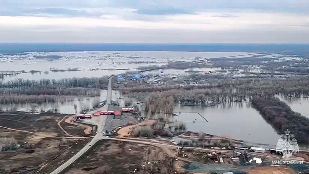 Ett flygfoto av ett område i Orenburg-regionen. Översvämningarna där väntas nå en kulmen under onsdagen, med farhågor om att många fler behöver evakueras. Bilden distribuerades under tisdagen.