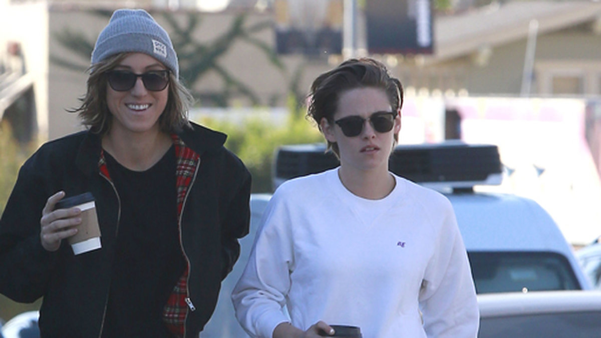 Kristen Stewart och hennes flickvän Alicia Cargile tar en kaffe i Kalifornien.