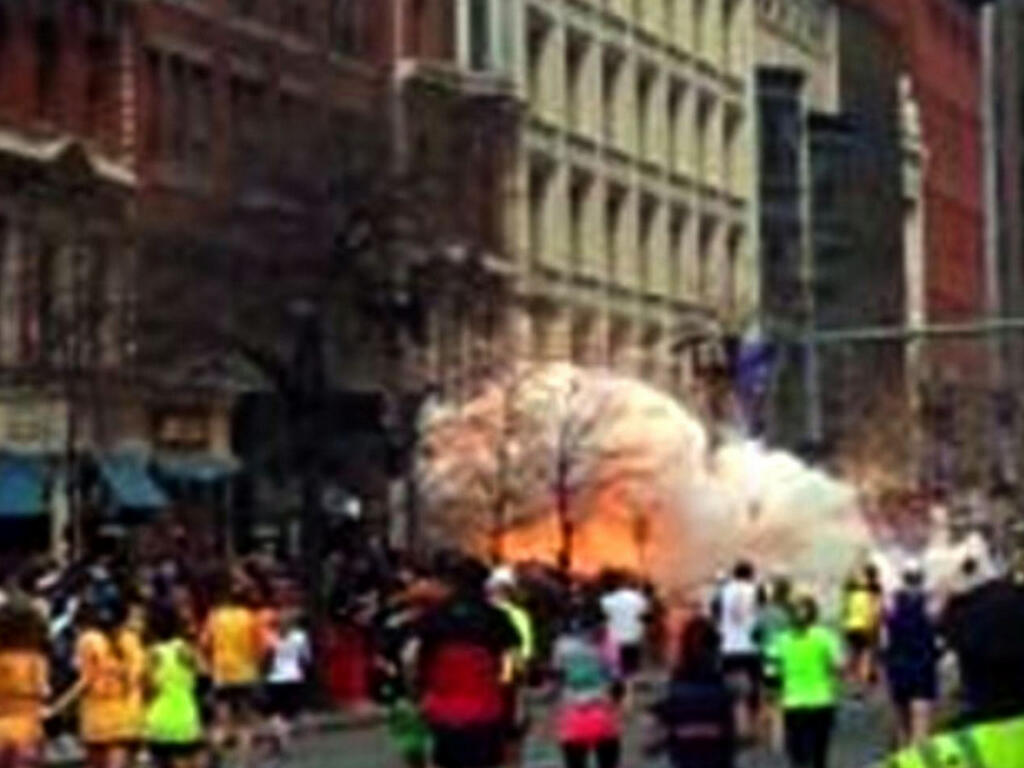 Bild på den andra explosionen nära mållinjen. Bild på den andra explosionen nära mållinjen.
