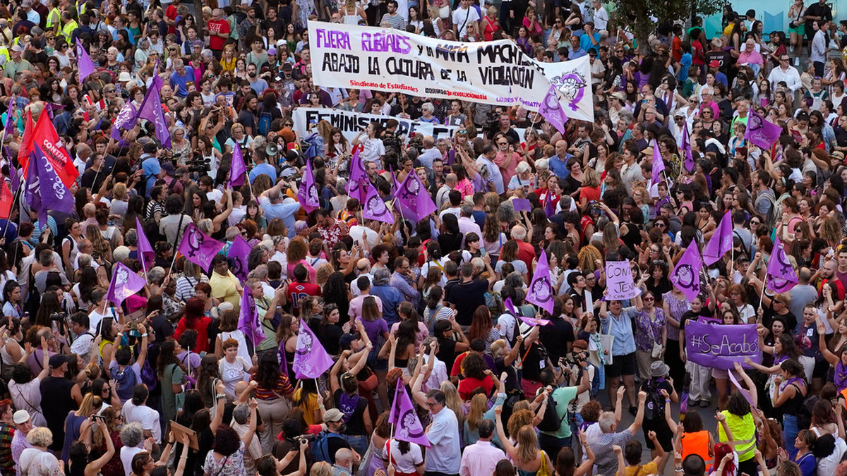 Demonstranter samlades i veckan på torget Callao i centrala Madrid för att kräva fotbollschefen Luis Rubiales avgång efter kysskandalen vid fotbolls-VM.