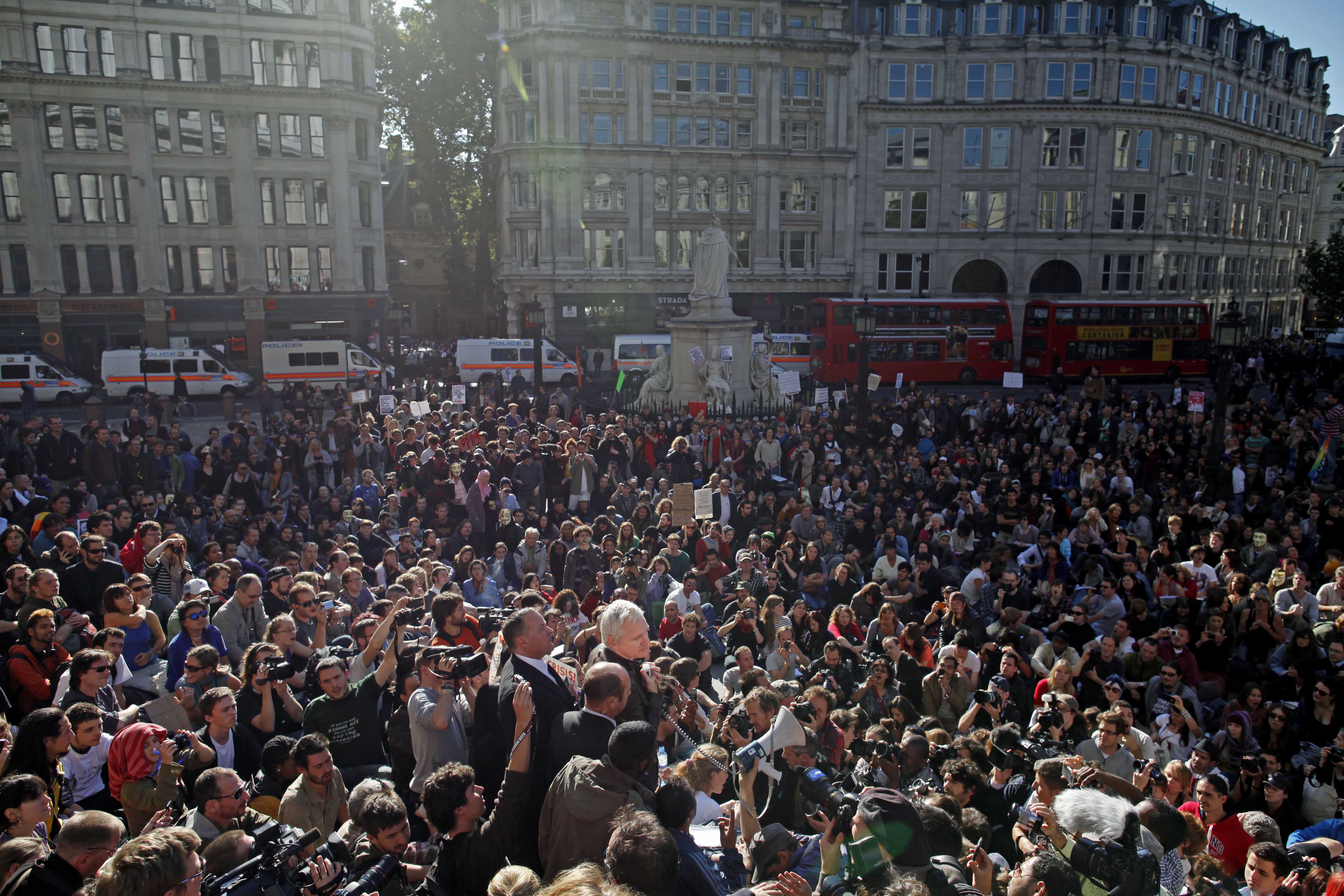 I London samlades hundratals.