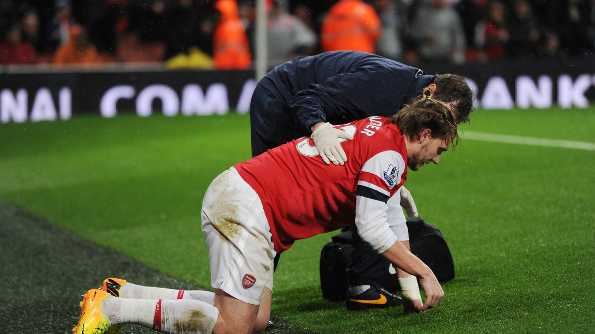 Både Nicklas Bendtner och serieledande Arsenal var på fall i matchen mot Cardiff.