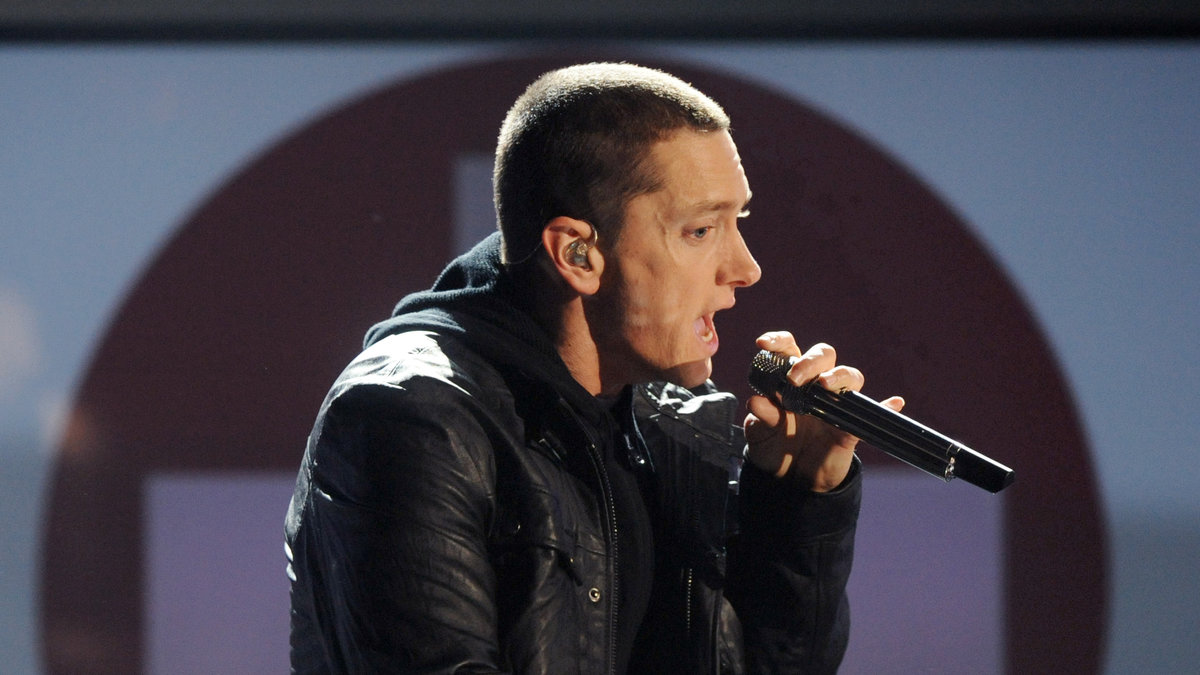 Eminem har som bekant en ganska knakig uppväxt, vilket hörs tydligt i hans texter. Han växte upp i en husvagn i Detroit tillsammans med sin mamma och bror. 