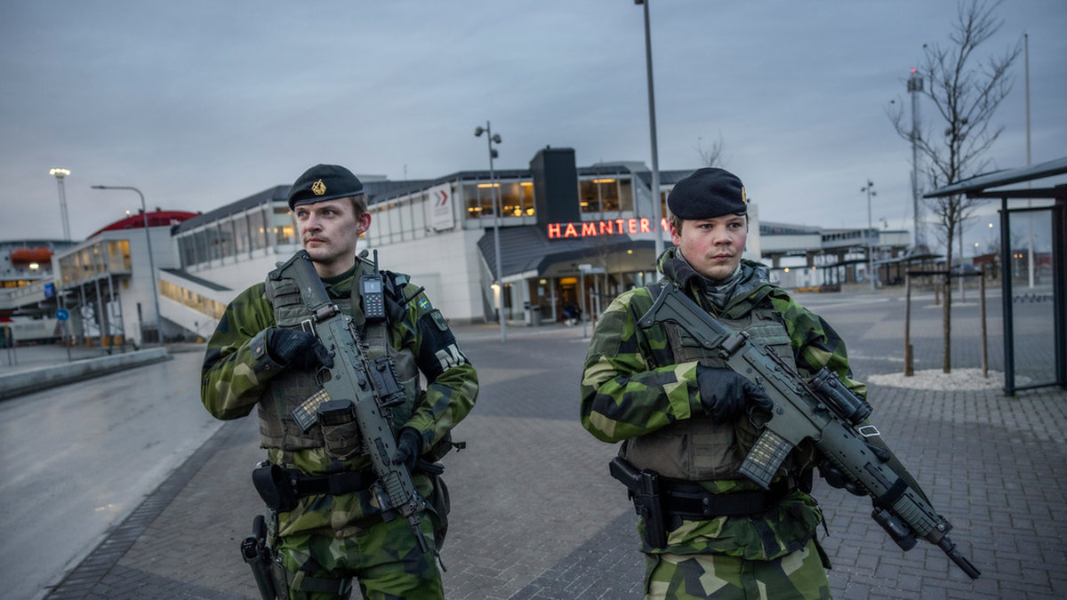Soldater från Gotlands regemente patrullerar i Visby hamn.