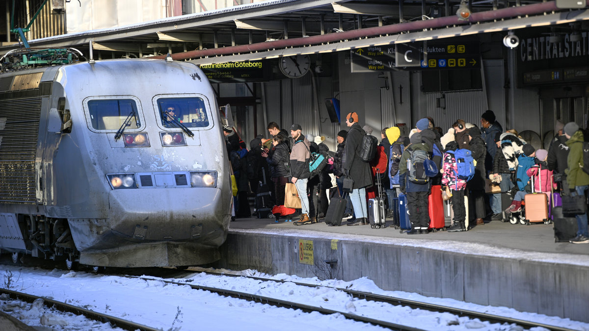 Tågtrafiken står still på vissa håll efter att en elledning bröt ned vis Stockholm centralstation. 