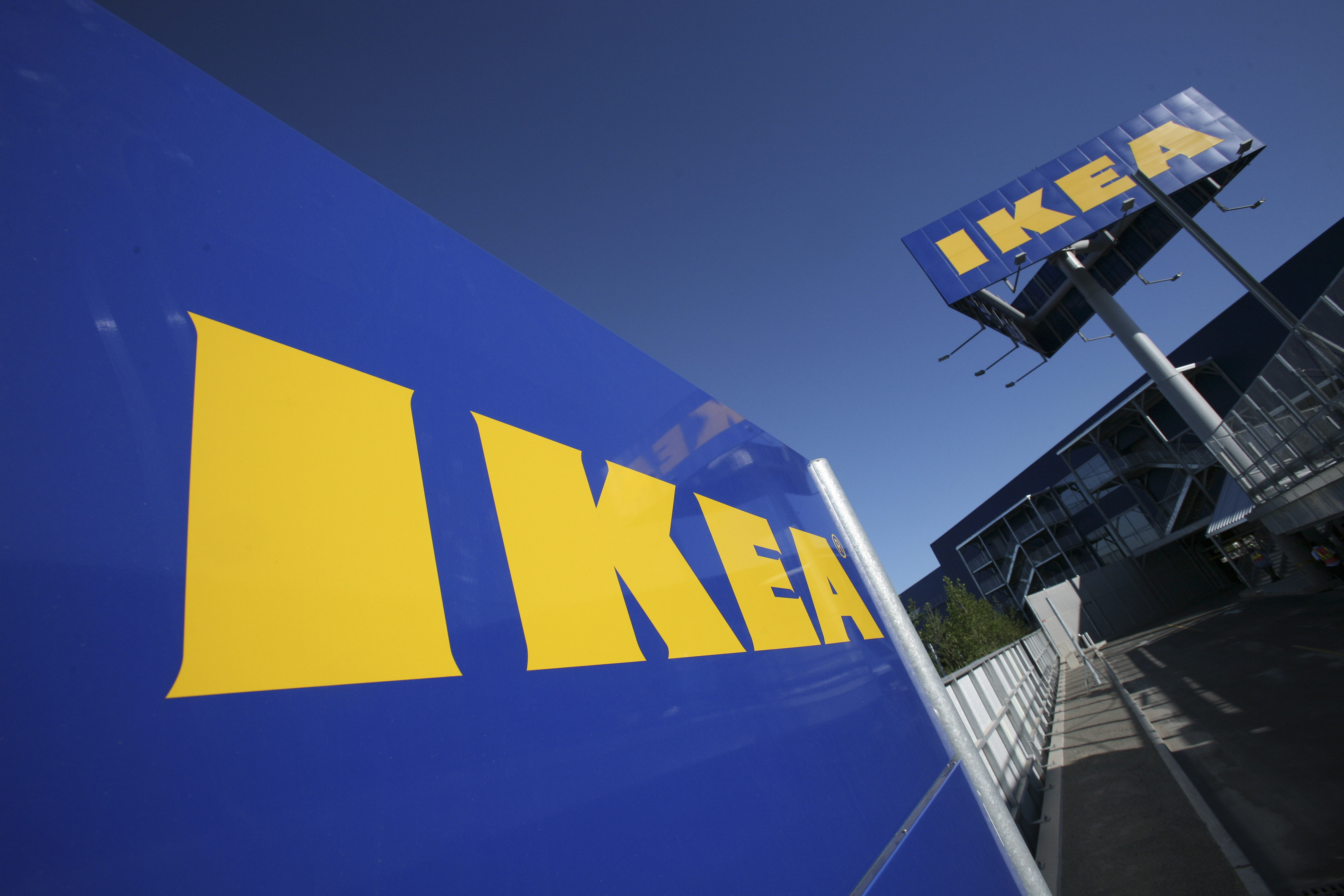 Två personer är döda efter attack på Ikea. 
