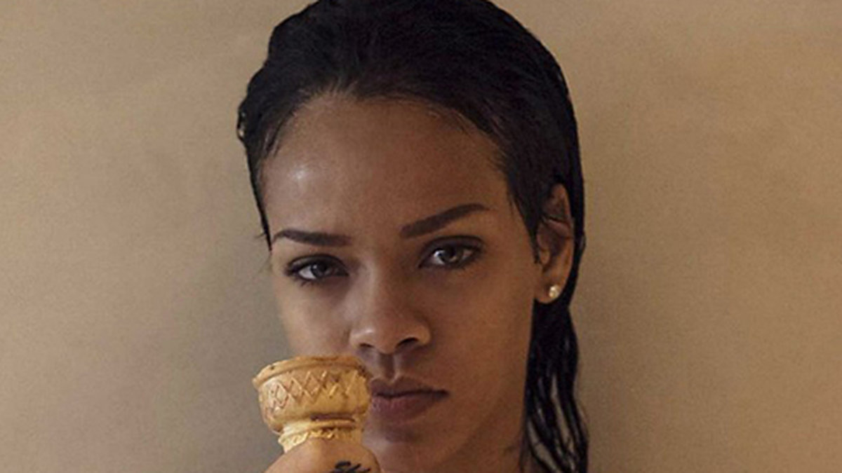 En osminkad Rihanna smaskar på en glass.
