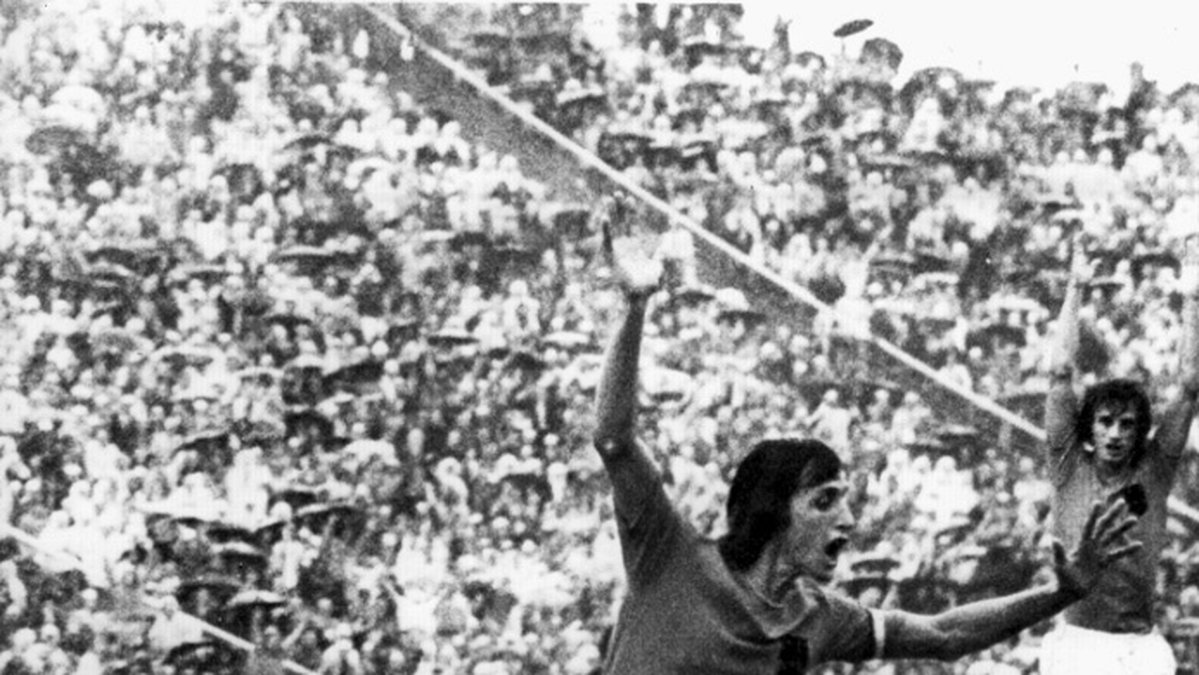 Vänstermittfältare: Johan Cruijff, Holland. Var aktiv mellan 1964 och 1984. Blev utsedd till Europas bäste fotbollsspelare tre gånger och vann allt på klubblagsnivå. Ett VM-silver med Holland också. 
