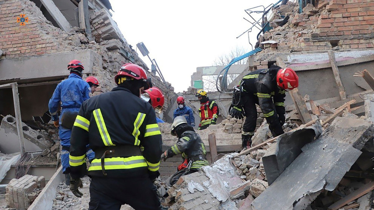 På en bild från den ukrainska räddningstjänsten syns räddningspersonal arbeta i staden Rzjysjtjiv i Kievregionen, där ukrainska myndigheter uppger att en rysk drönarattack inträffat.