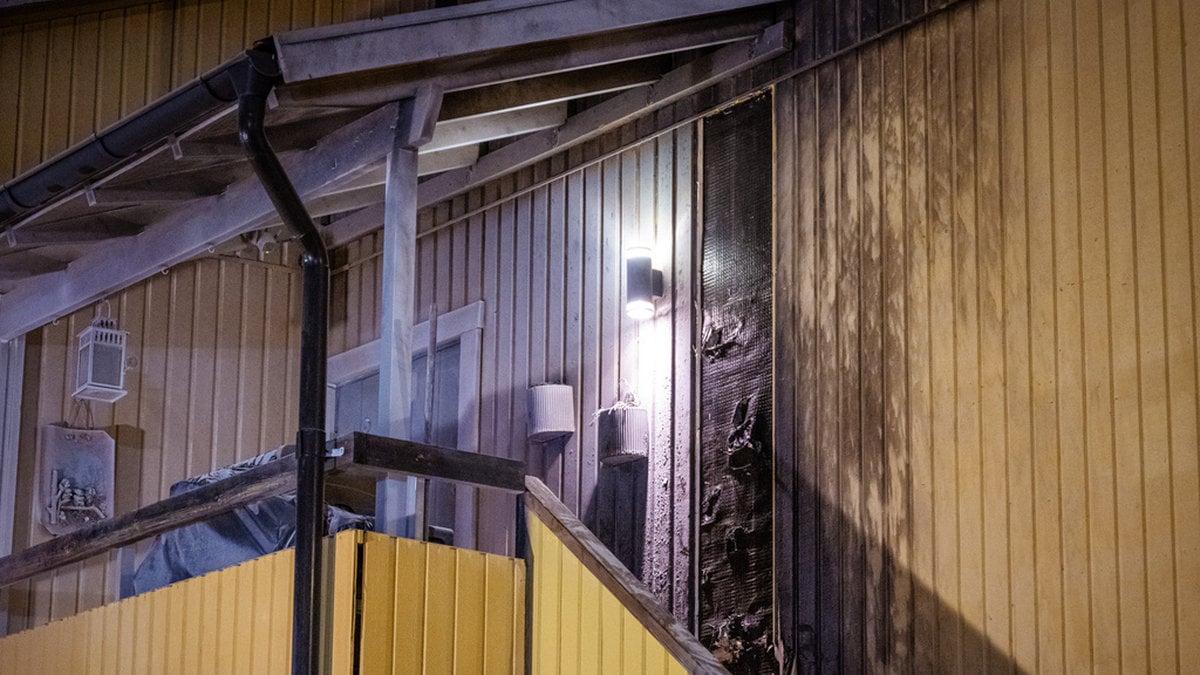 En explosion med medföljande brand inträffade i ett bostadshus i Tyresö under natten till söndagen.
