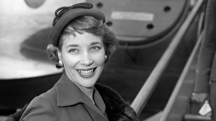 Sylvia Syms på en bild från 1957 när hon gör pr för filmen 'Den andra kvinnan'.