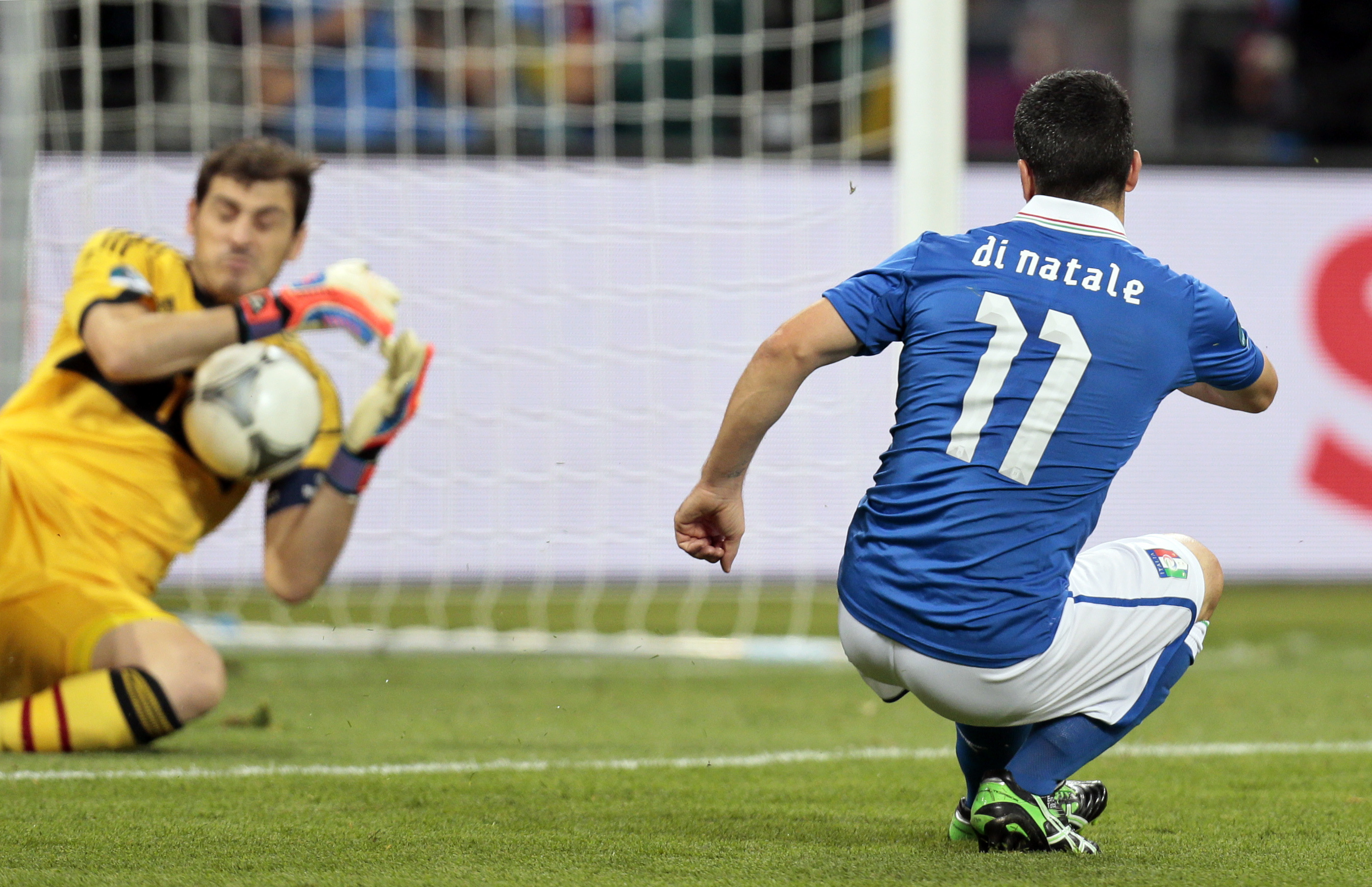 Di Natale försökte få hål på Casillas. Di Natale försökte få hål på Casillas.