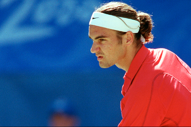 En 19-årig Roger Federer förbereder en serve under en match i OS 2000. 