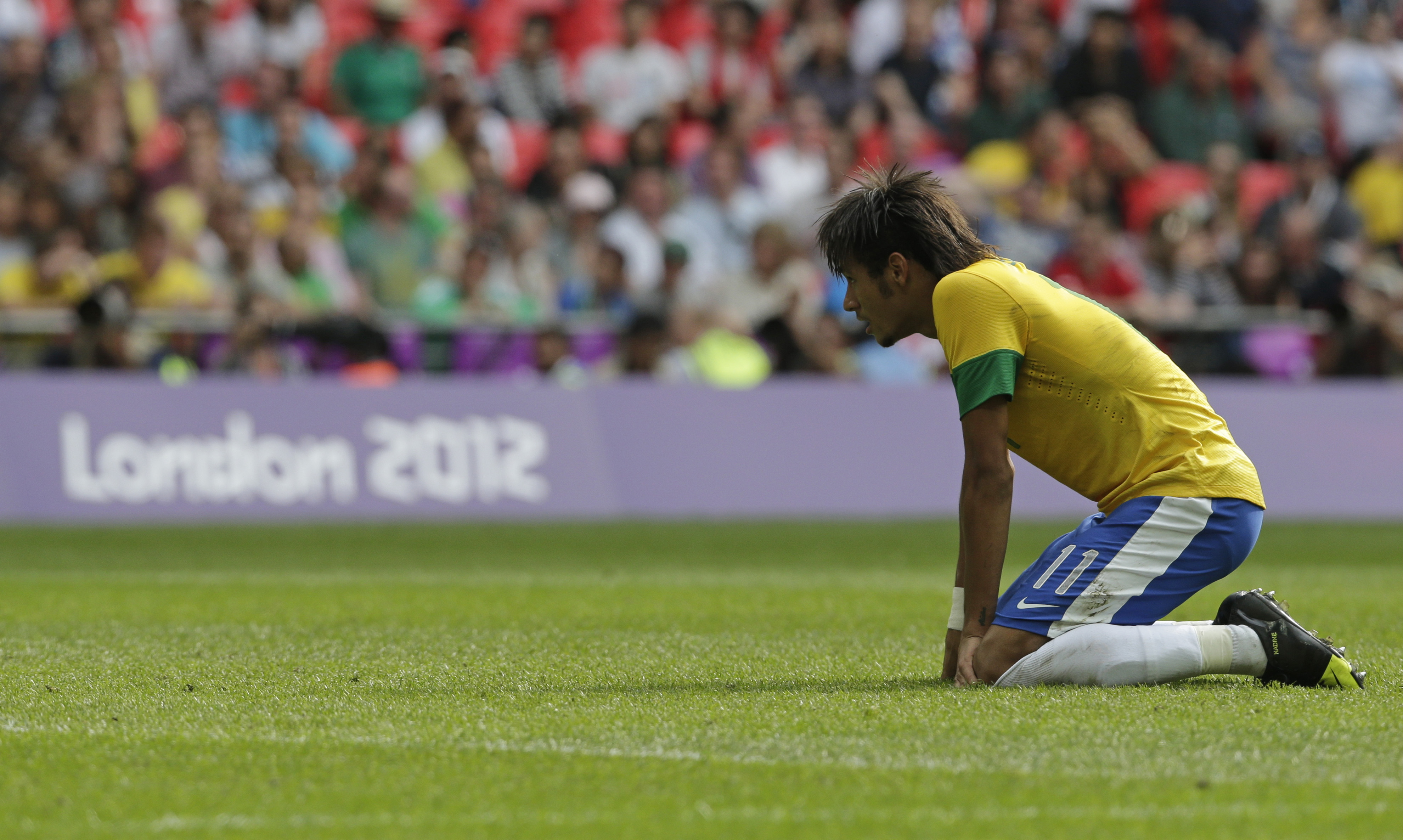 Neymar deppar efter att Brasilien förlorat OS-guldet till Mexico. Neymar deppar efter att Brasilien förlorat OS-guldet till Mexico.