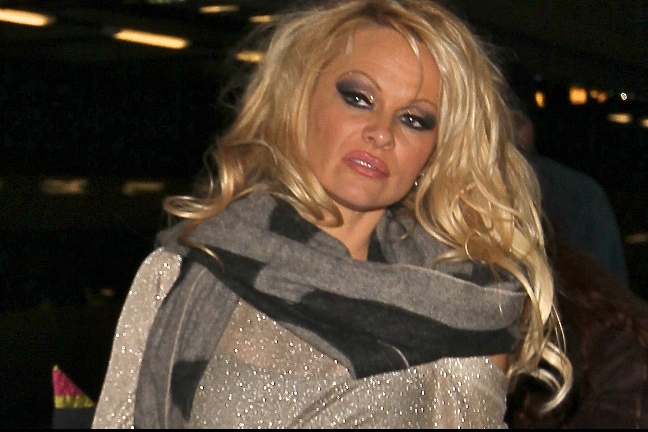 Pamela Anderson går det inte sådär superbra för.