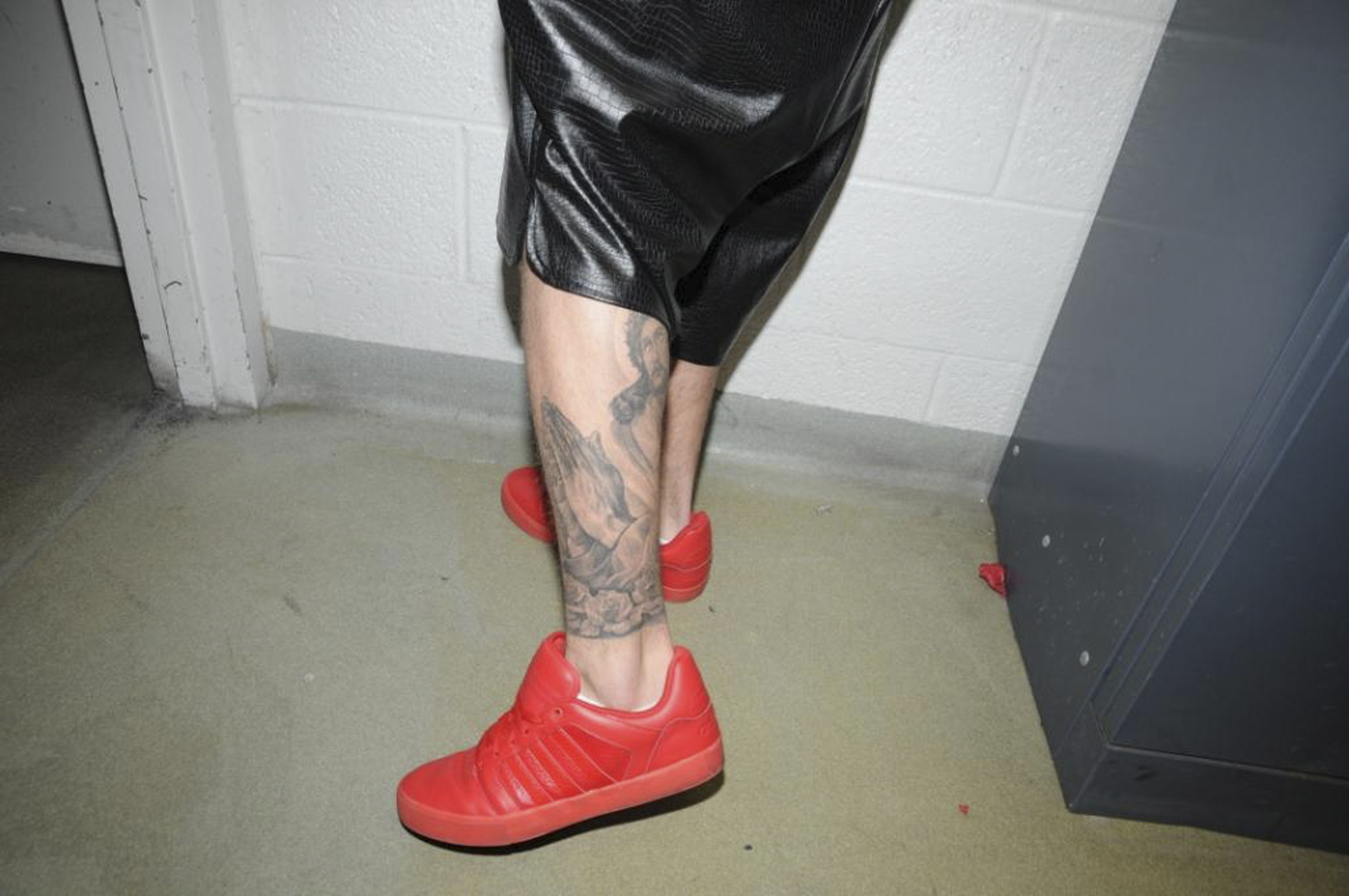 Händer som ber blev Justins andra tatuering med religiös inriktning. Händer som ber blev Justins andra tatuering med religiös inriktning.