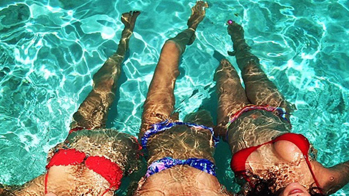 Alessandra Ambrosio och hennes väninnor i poolen. 