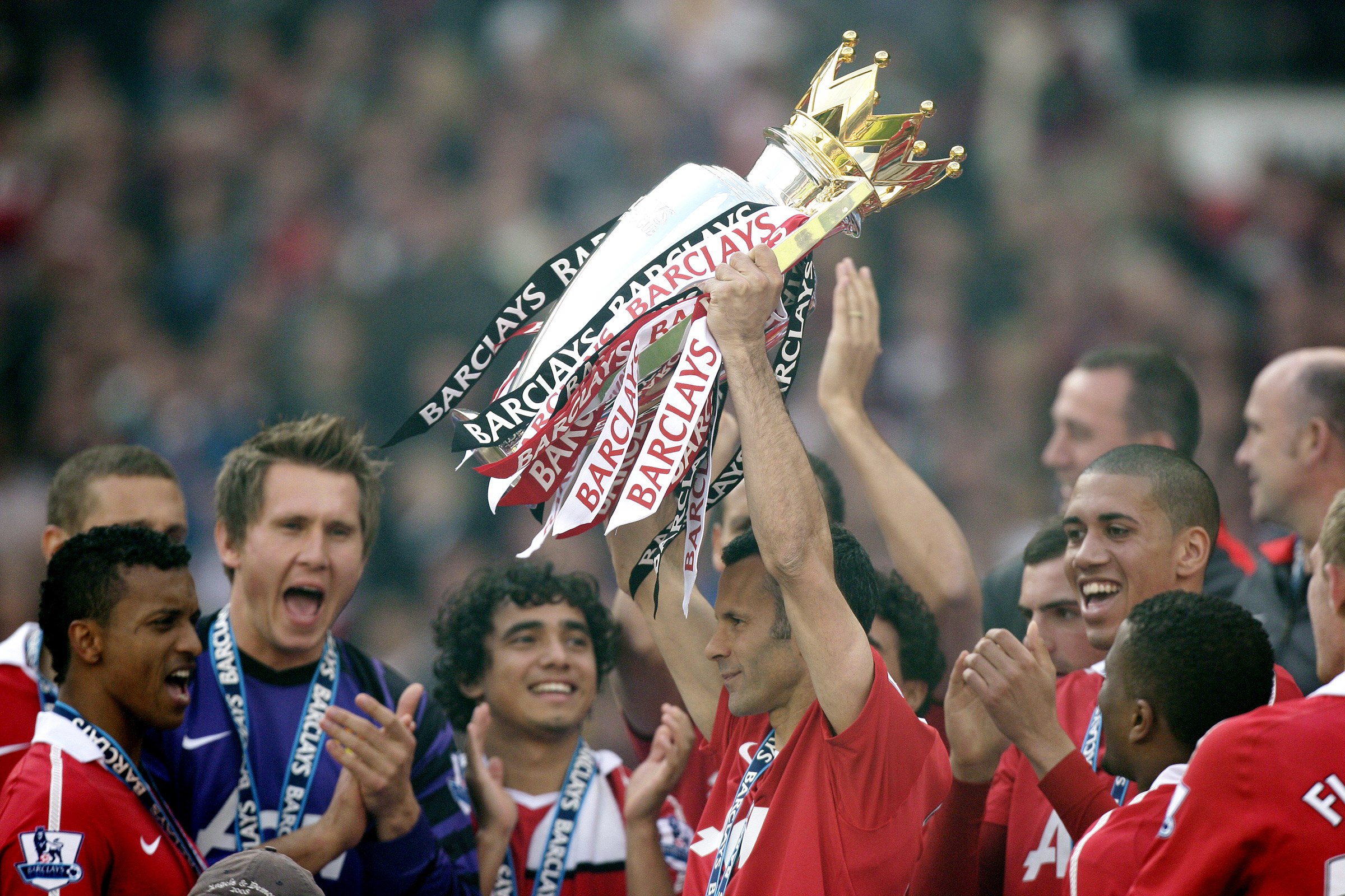 Ryan Giggs, mannen, myten och Yogalegendaren vann sin tolfte Premier League-titel. Walesaren är ett unikum inom världsfotbollen och nu börjar folk tala om Unitedspelaren i samma andetag som Zinedine Zidane och George Best. Ryan Giggs, mannen, myten och Yogalegendaren vann sin tolfte Premier League-titel. Walesaren är ett unikum inom världsfotbollen och nu börjar folk tala om Unitedspelaren i samma andetag som Zinedine Zidane och George Best.