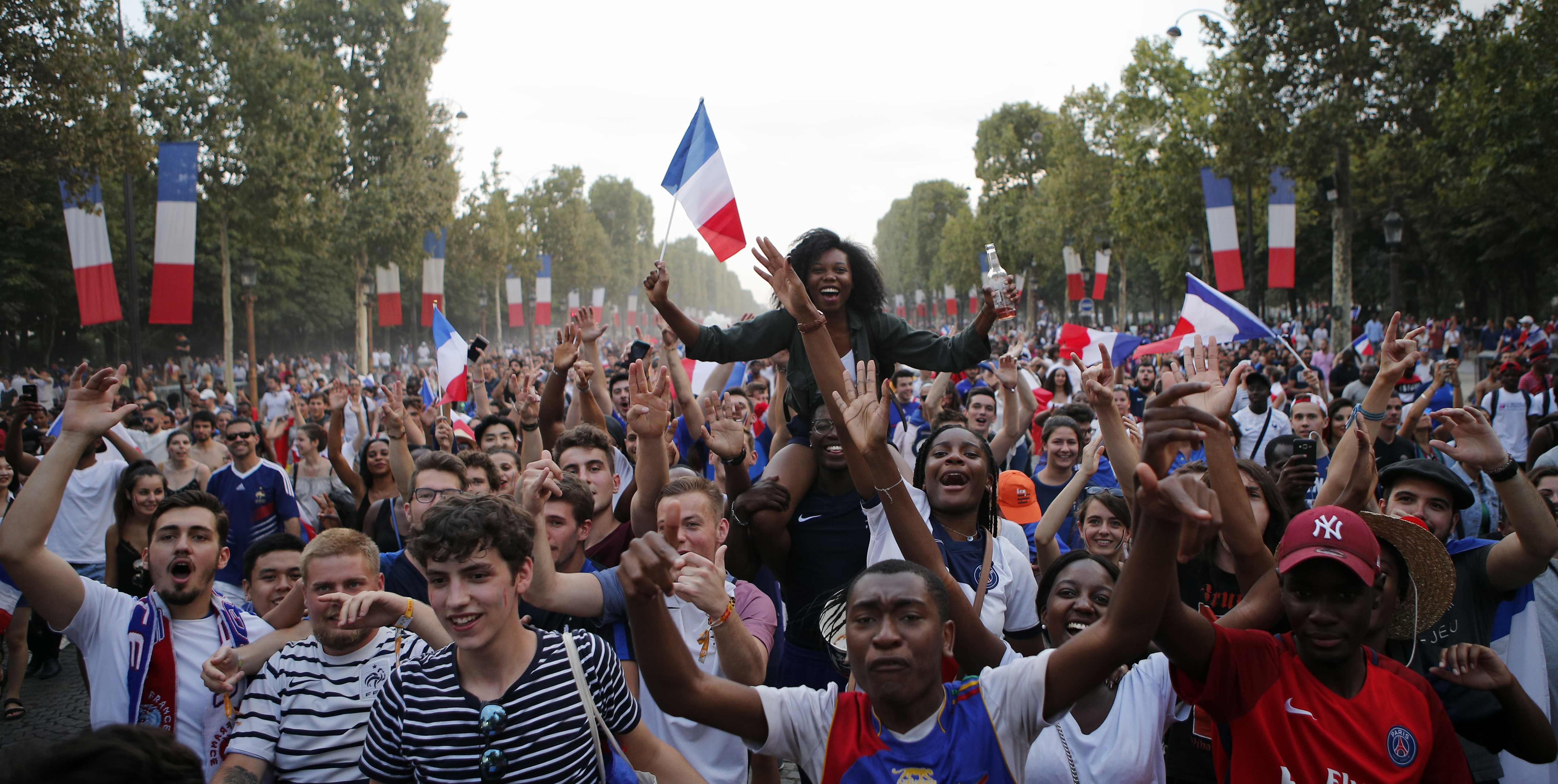 Folkhav vid Champs Élysée firar Frankrikes vinst med flaggor. Folkhav vid Champs Élysée firar Frankrikes vinst med flaggor.