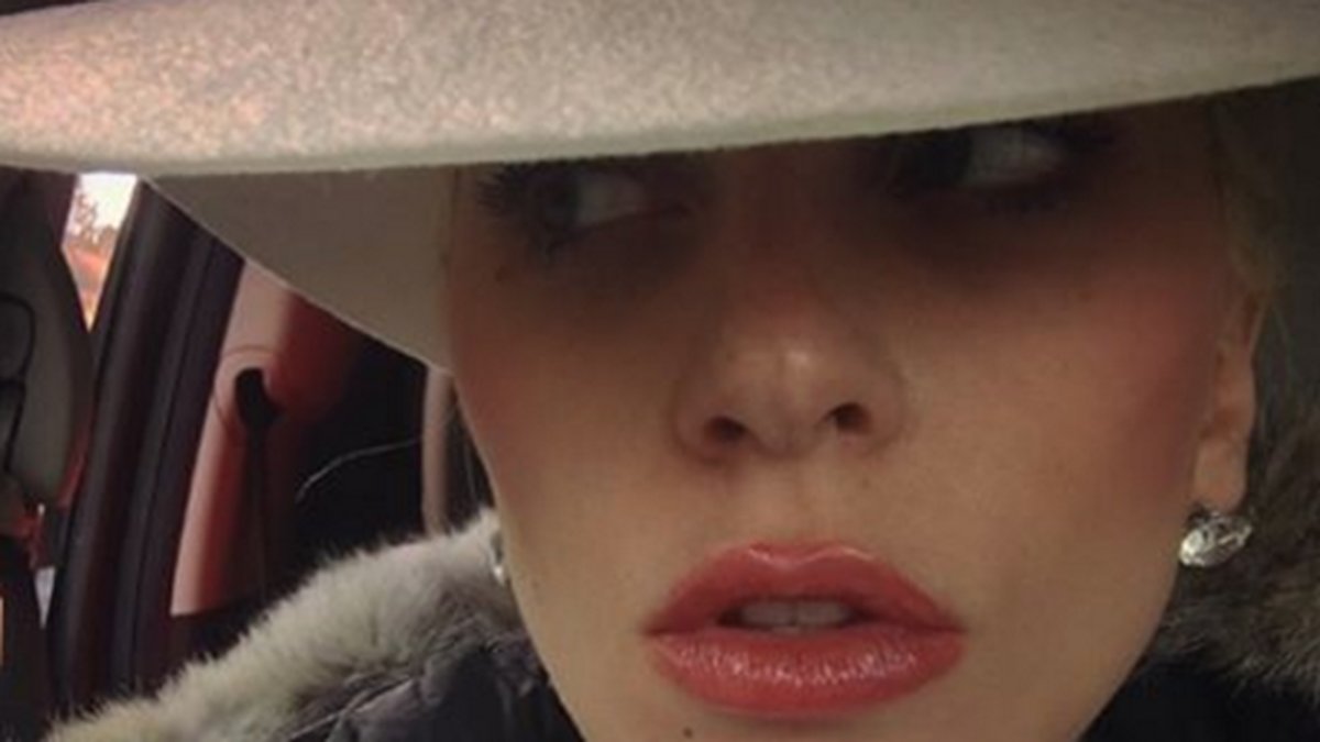 Lady Gaga kör hatt och läppglans. 