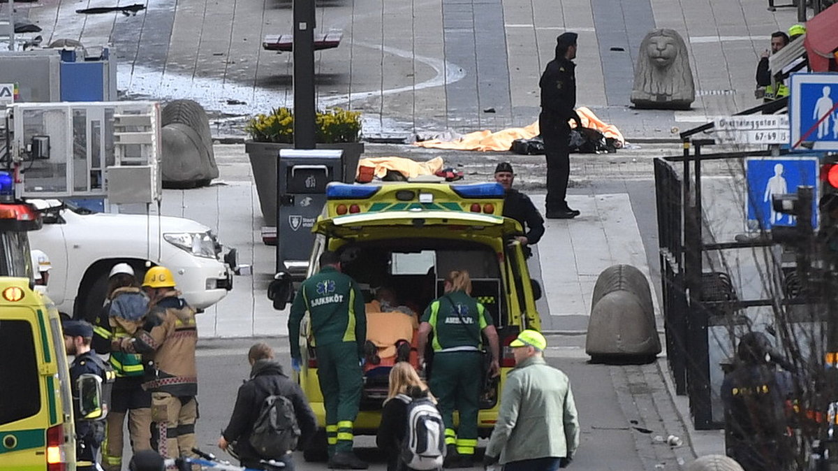 Ambulanspersonal vid en ambulans på Drottninggatan. 