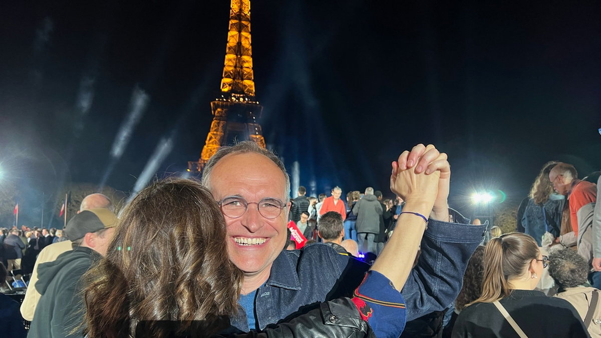 Martin Delille i svängom med sin fru, för att fira Emmanuel Macrons valseger.
