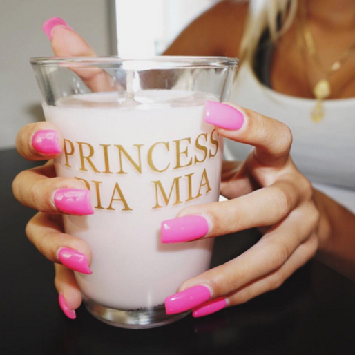 Pia Mia Perez kör somrigt neonrosa. Pia Mia Perez kör somrigt neonrosa.