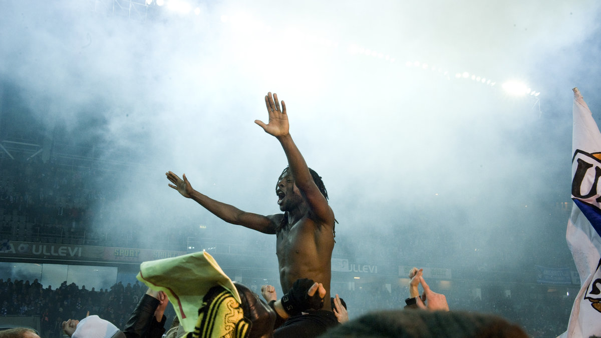Martin Mutumba firade guldet tillsammans med fansen på Gamla Ullevi.