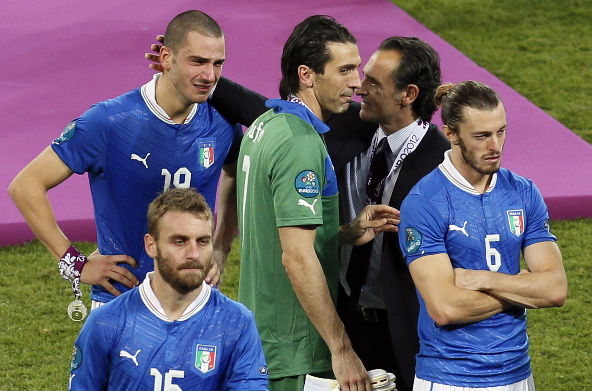 Prandelli fick ta hand om Bonucci som även han grät. Prandelli fick ta hand om Bonucci som även han grät.