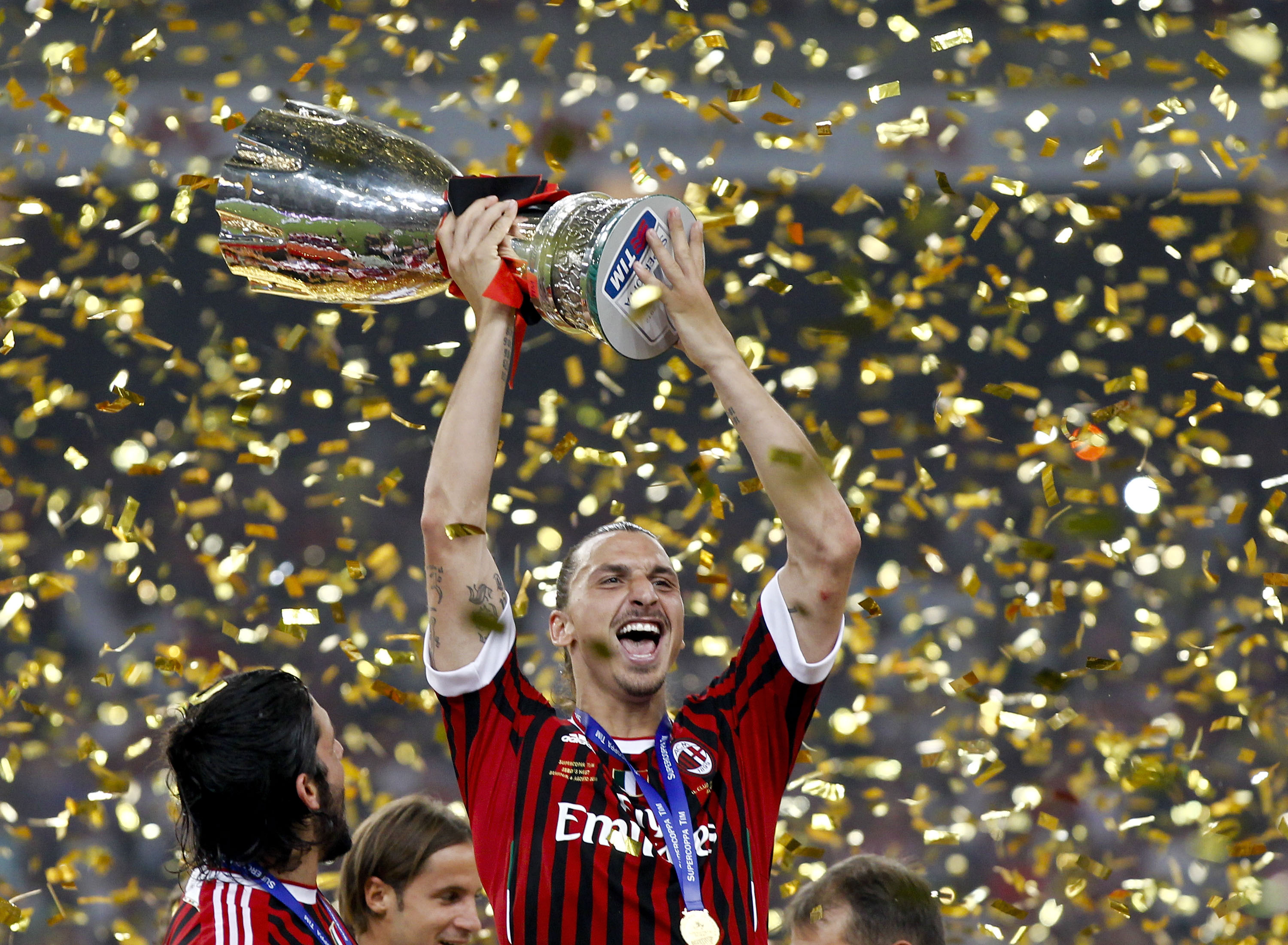Zlatan Ibrahimovic fick lyfta supercupbucklan efter att Milan tagit sin första titel för säsongen. Knappast den sista?