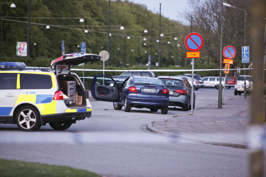 En kvinna har påträffats död i en bil i ett område vid Falkmansgatan i Malmö.