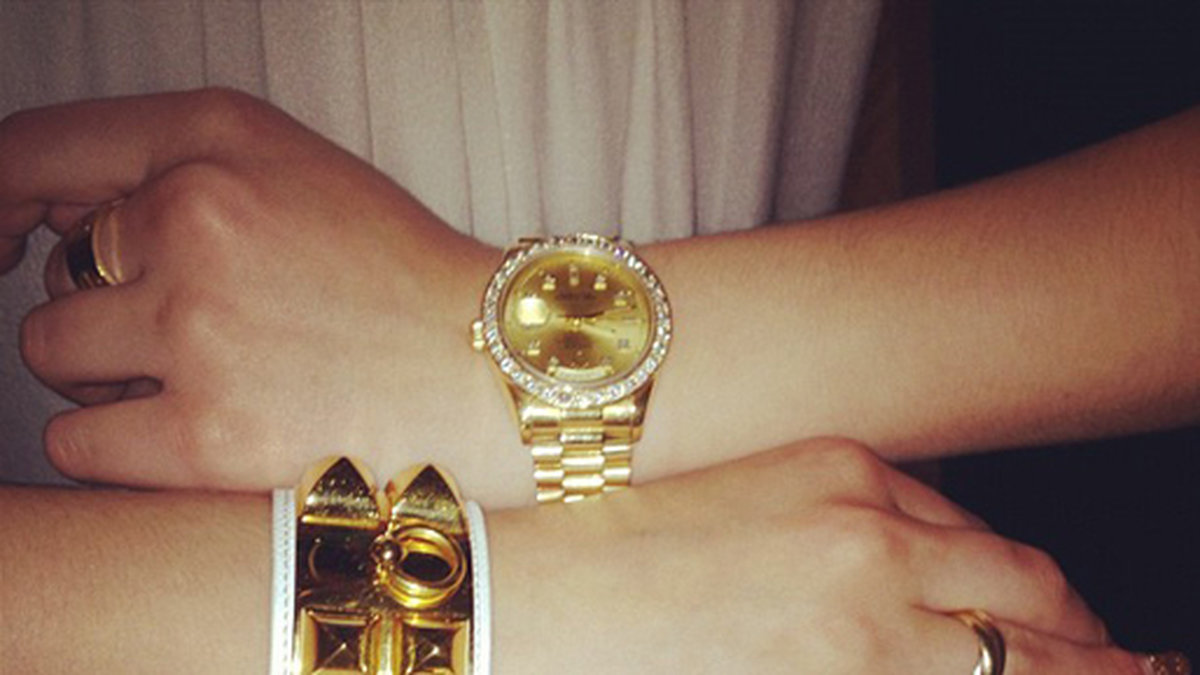 Trippel i bling – två tunga guldklockor från Rolex och ett armband från Hermes.