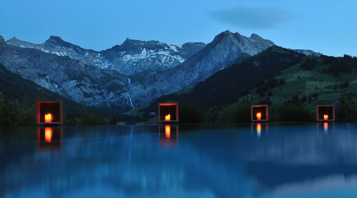 Hotellet har även en inomhuspool och ett spa. Hotellet har även en inomhuspool och ett spa.
