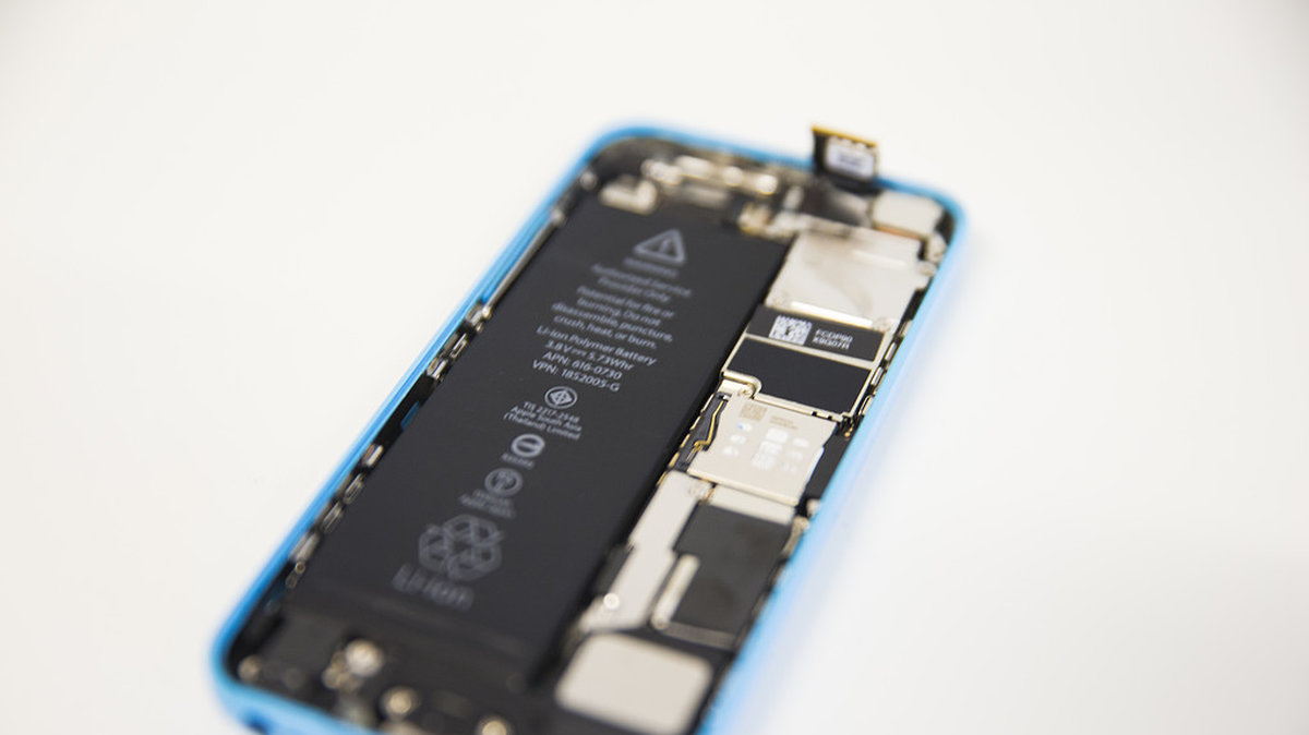 Apple säger att det beror på att en del batteridelar utsatts för luft längre än de borde.