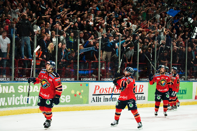 Hemmalirarna hyllas av fansen. Hemmalirarna hyllas av fansen.
