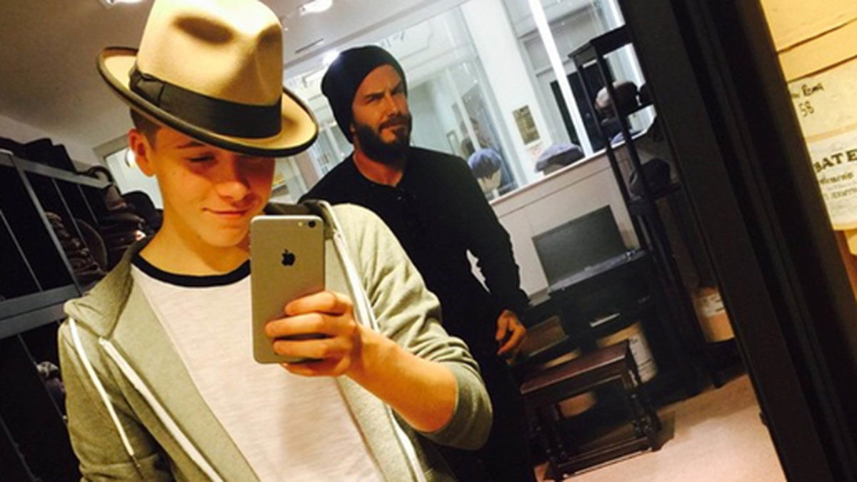 Haha! David Beckham photobombar sin son Brooklyn i en hattaffär. 