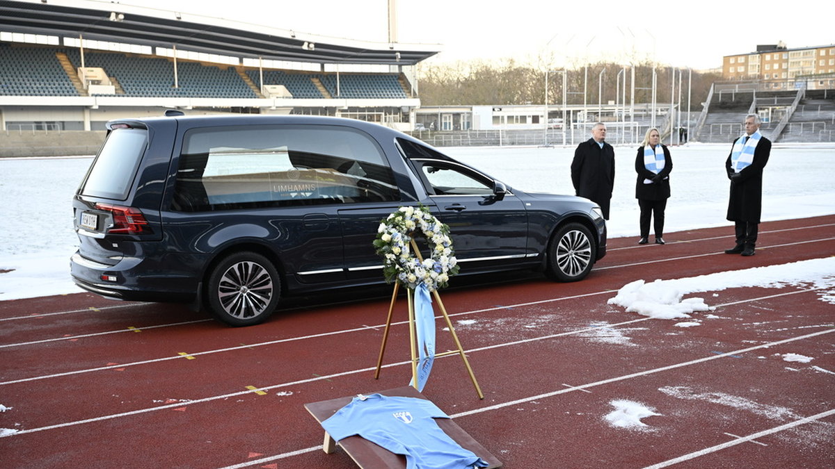 Begravningsbil med kistan körde ärevarv på Malmö Stadion för att hedra Bosse Larsson.
